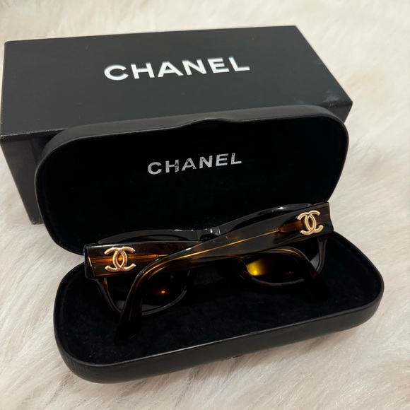 CHANEL Accessories - Authentic vintage Chanel tortoise sunglasses